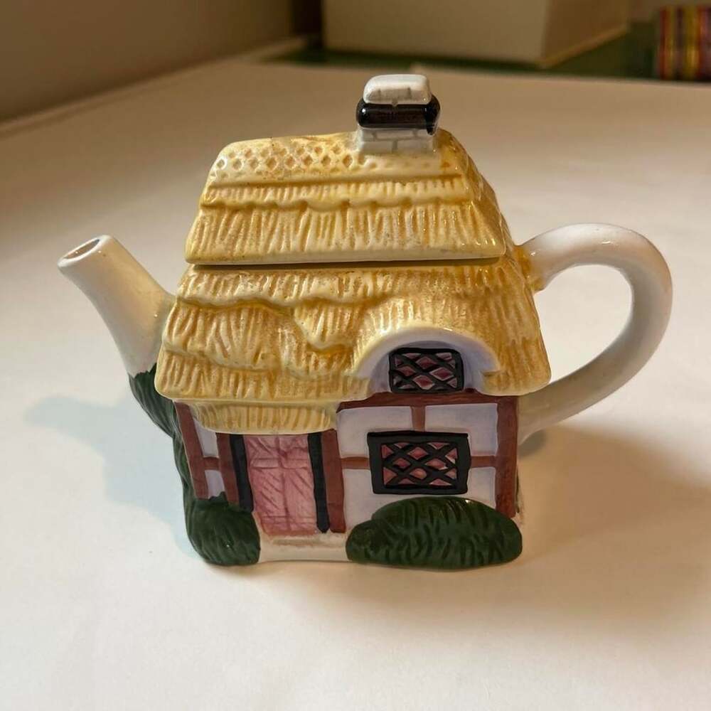 Houston Harvest Cottage Teapot Ceramic Thatched Roof